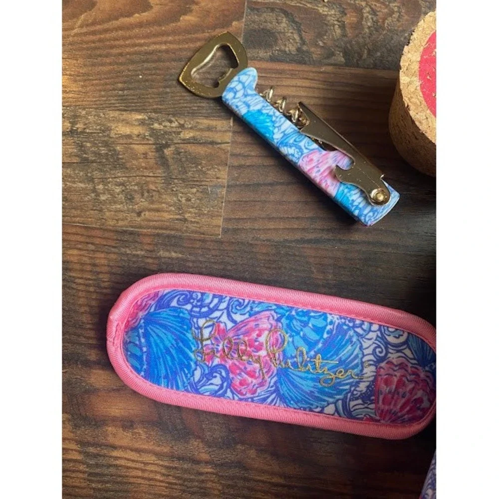 Lilly Pulitzer Wine Bar Set Carafe Neoprene Sleeve Corkscrew Coaster Seashell‎
